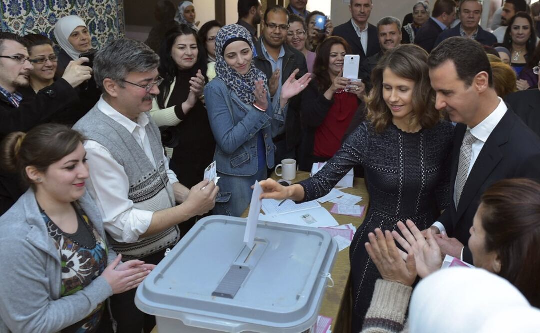 El presidente sirio Bashar al-Assad, y a su esposa Asmaa, mientras emiten su voto en un colegio electoral en Damasco para los comicios parlamentarios  (Foto: EFE)