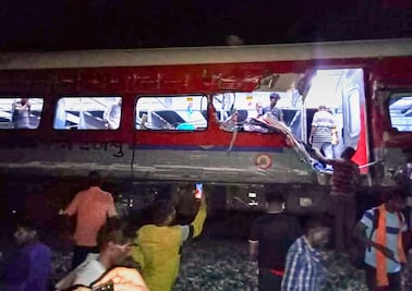 Suben a 120 los muertos y 800 los heridos en un choque entre trenes en el este de India