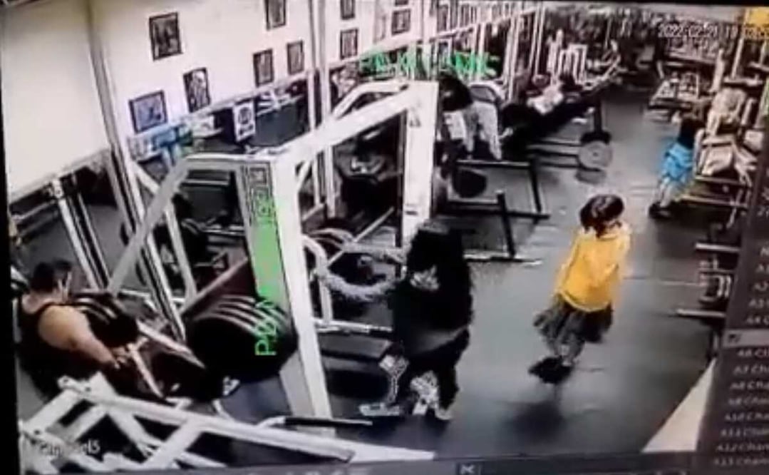 Video. Captan últimos segundos de vida de mujer tras caerle pesa de 180 kilos en gimnasio de la colonia Peralvillo. Foto: Captura de pantalla @c4jimenez