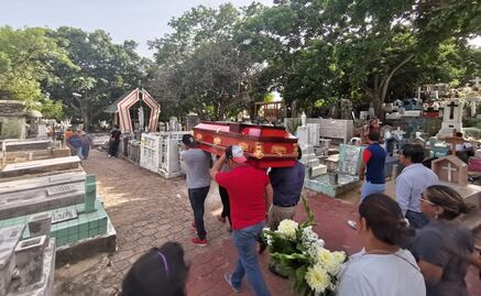 Con aplausos y música sepultan a 8 de las 29 víctimas del ataque a bar en Coatzacoalcos