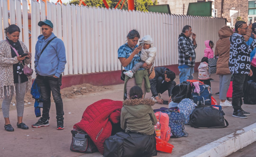 Trump transformó la app creada para agilizar el trámite, CBP One, por otra: CBP Home, y exige que los migrantes que viven irregularmente en EU la usen para "autodeportarse". Con lágrimas y enojo recibieron decenas de migrantes la noticia de que su cita para pedir asilo en Estados Unidos fue cancelada. (21/01/2025) Foto: Aimee Melo / El Universal