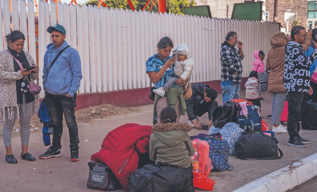 Trump transformó la app creada para agilizar el trámite, CBP One, por otra: CBP Home, y exige que los migrantes que viven irregularmente en EU la usen para "autodeportarse". Con lágrimas y enojo recibieron decenas de migrantes la noticia de que su cita para pedir asilo en Estados Unidos fue cancelada. (21/01/2025) Foto: Aimee Melo / El Universal