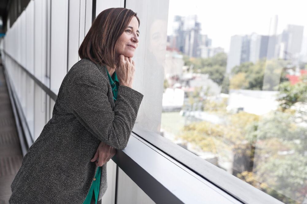 Mónica Lavín dice que en esta novela le importa la tristeza del amor (CRISTOPHER ROGEL BLANQUET. EL UNIVERSAL)