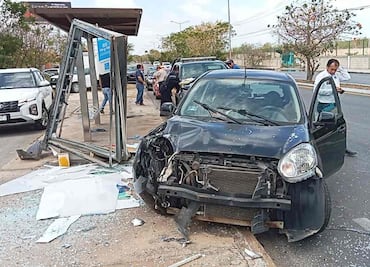 Auto se estrella contra paradero de transporte público en Yucatán; hay 2 lesionados