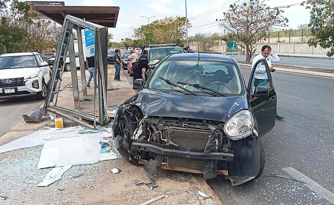 Auto se estrella contra paradero del transporte público en Yucatán (07/04/2025). Foto: Especial