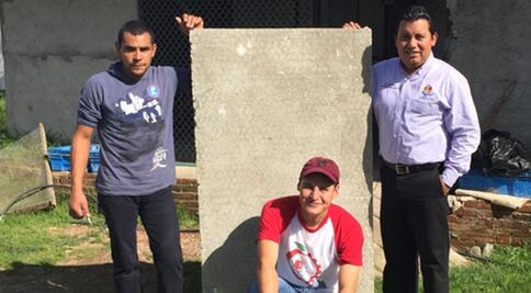 Estudiantes crean muros con papel reciclado