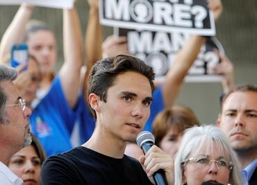 Sobrevivientes de tiroteo en Florida son ahora blanco de la ultraderecha