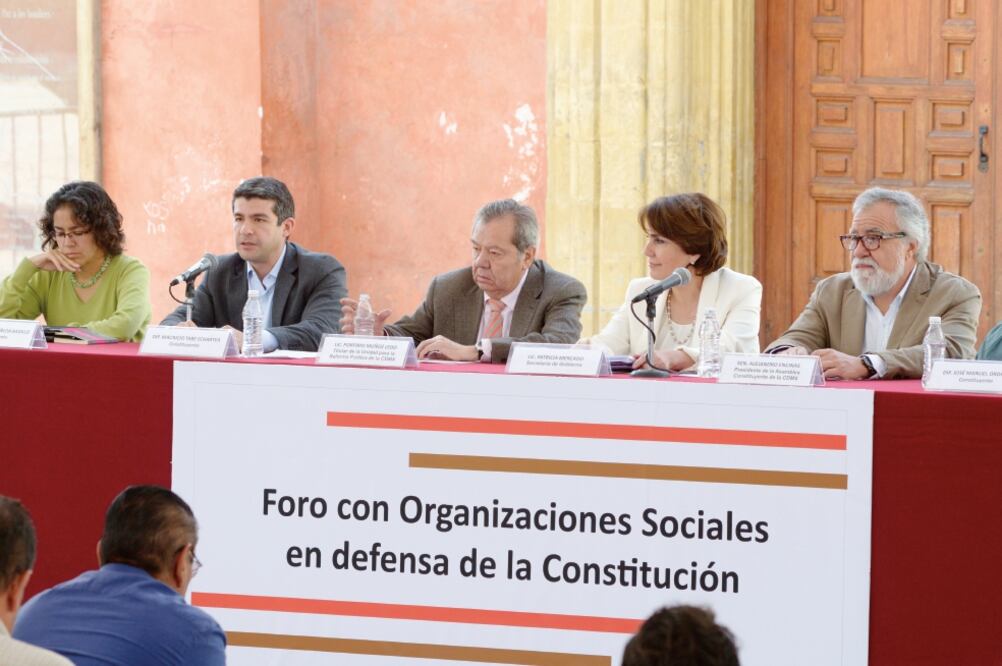 Porfirio Muñoz Ledo (centro) llamó a los capitalinos y a las organizaciones de la sociedad civil a presentar ante la Corte recursos legales conocidos como amicus curiae en calidad de terceros interesados para defender la Carta Magna (CORTESÍA)