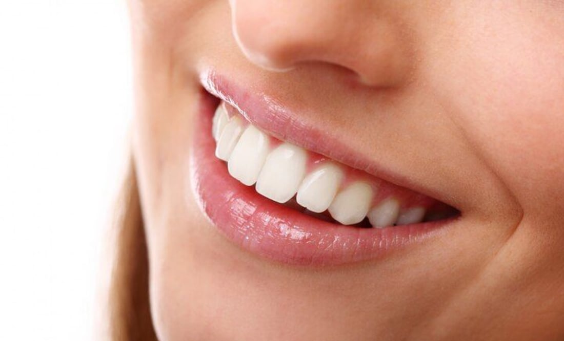 Conocido coloquialmente como blancorexia, así se refiere al trastorno de la gente que en su búsqueda por tener la sonrisa perfecta. Fuente: Freepik.