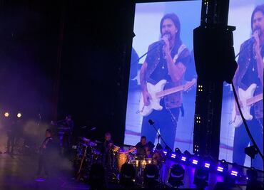Juanes rinde homenaje a José José durante su concierto en el Auditorio Nacional