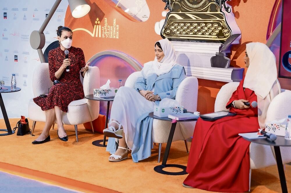En la Feria Internacional del Libro de Sharjah, la periodista de EU Taylor Lorenz y la especialista en IA Yasmin Al Rawi participaron en la mesa “Avances de la IA y cómo está formando el mundo moderno”. Foto: Autoridad del Libro de Sharjah