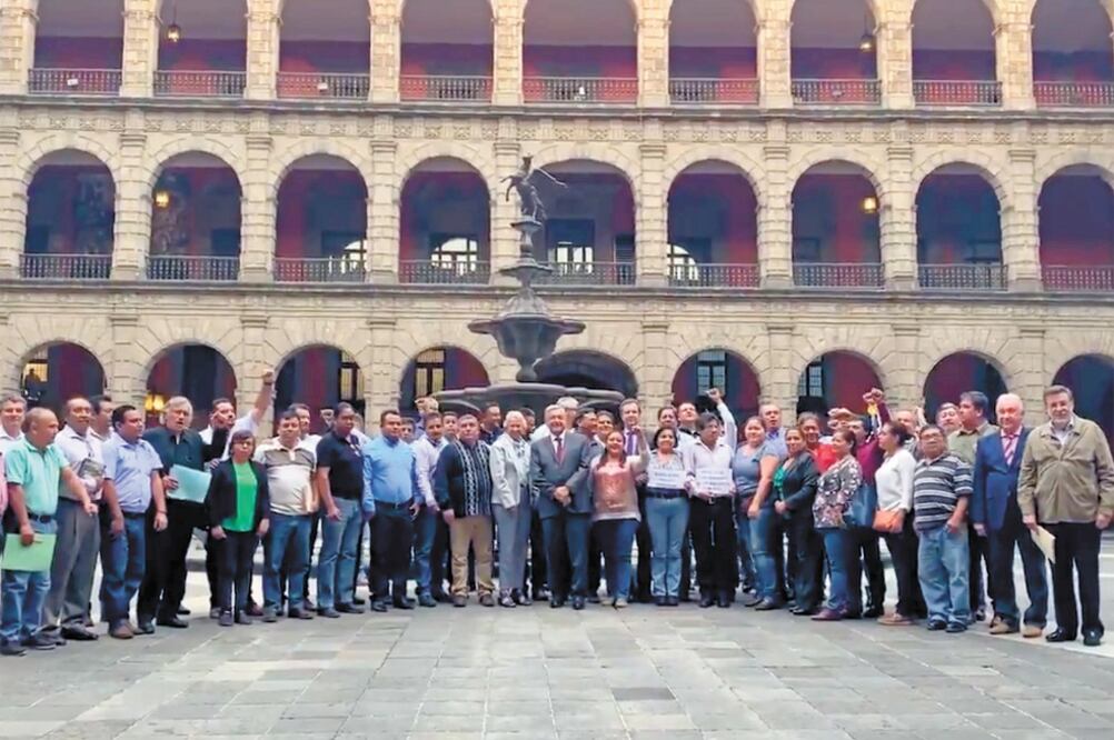 En Palacio Nacional, un grupo de la Coordinadora Nacional de Trabajadores de la Educación (CNTE) analizó con el Ejecutivo el avance en la legislación para el sector. / TOMADA DE TWITTER