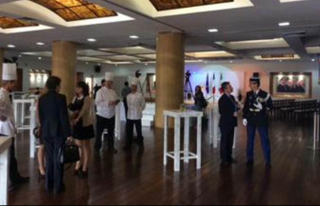 Personalidades del ámbito político, empresarial, del cine, televisión y la literatura se dieron cita para festejar entre “champagne”, quesos y vino. Foto @FranciaenMexico 