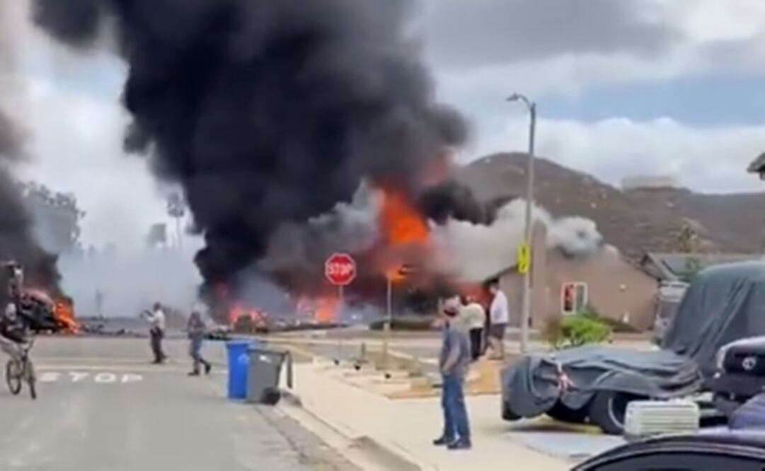Un incendio consumió dos casas y varios vehículos, informaron autoridades locales. Foto: Tomada del video