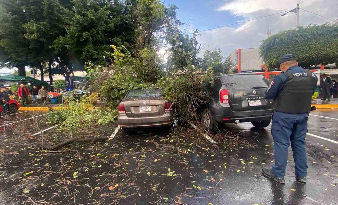En el lugar del incidente, hay elementos policiacos, sin que hasta el momento se hayan presentado las personas propietarias de los vehículos afectados. Foto: Alberto Acosta/EL UNIVERSAL