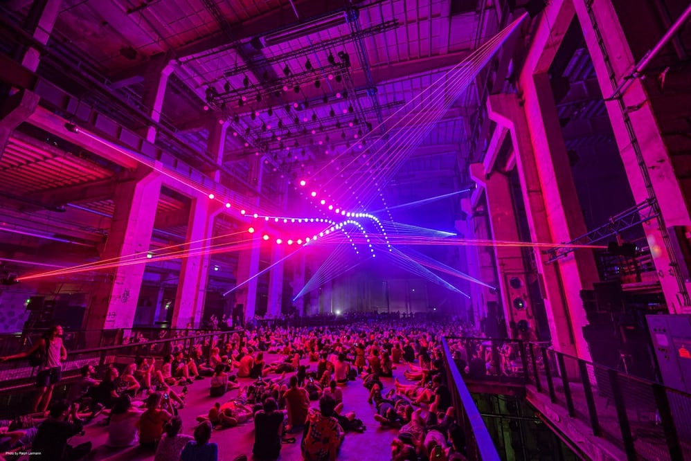 Esta instalación combina espejos móviles, luces, colores y sonido profundo / Foto: Facebook Skalar.art