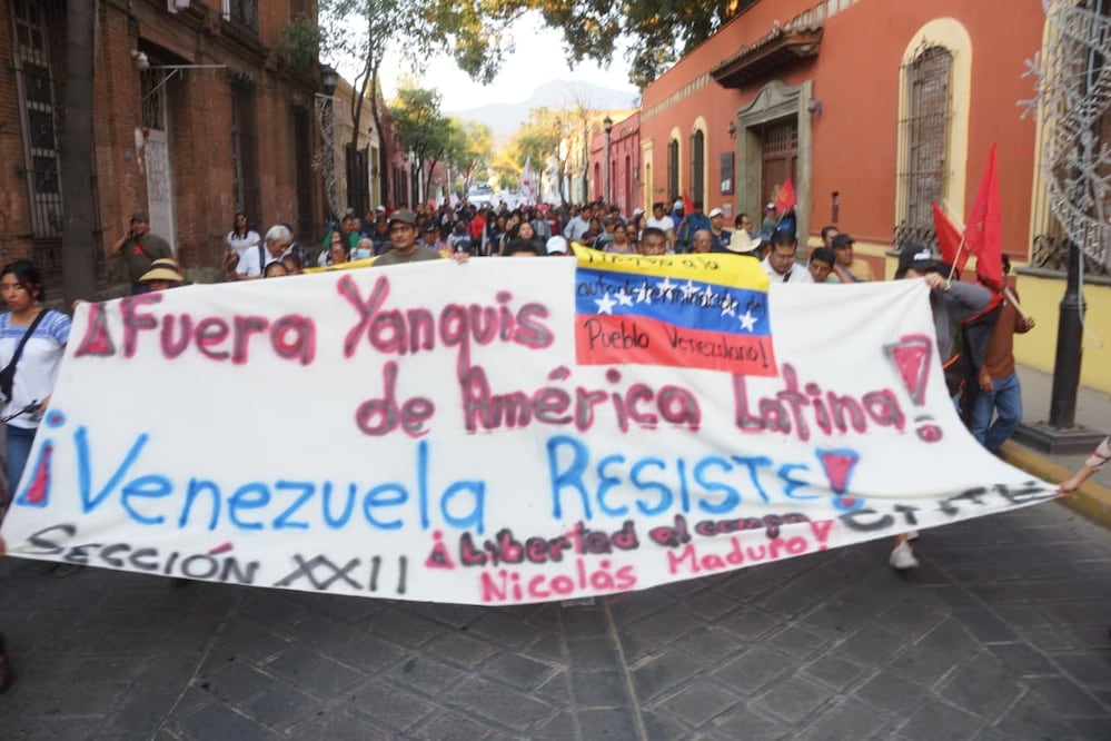 Agremiados a Sección 22 del SNTE, marchan en Oaxaca en apoyo a Venezuela. (Foto: Edwin Hernández)