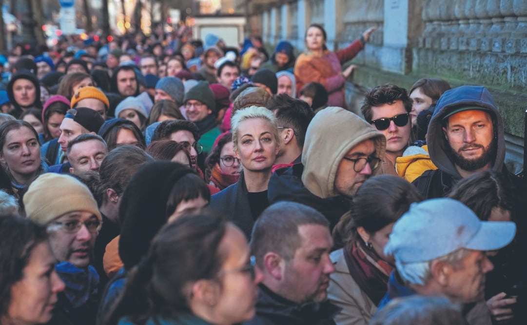 Yulia Navalnaya, al centro, viuda del activista ruso Alexei Navalny, junto con otros votantes en una casilla electoral el 17 de marzo, cerca de la embajada rusa en Berlín.  Foto: de EBRAHIM NOROOZI. AP