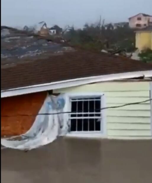 Los videos falsos y reales del huracán "Dorian" durante su paso por Bahamas