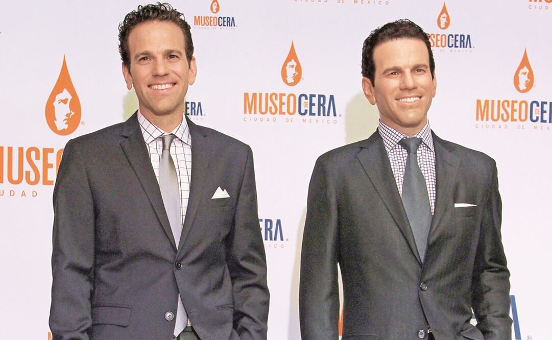 Carlos Loret de Mola posó con su réplica de cera. Foto: CARLOS MEJÍA. EL UNIVERSAL