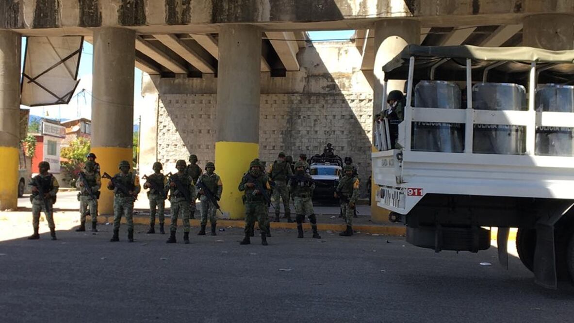 100 policías estatales, militares y soldados de la Guardia Nacional trataron de impedir que se instalaran las autodefensas sobre la carretera federal Acapulco-México Foto: Especial