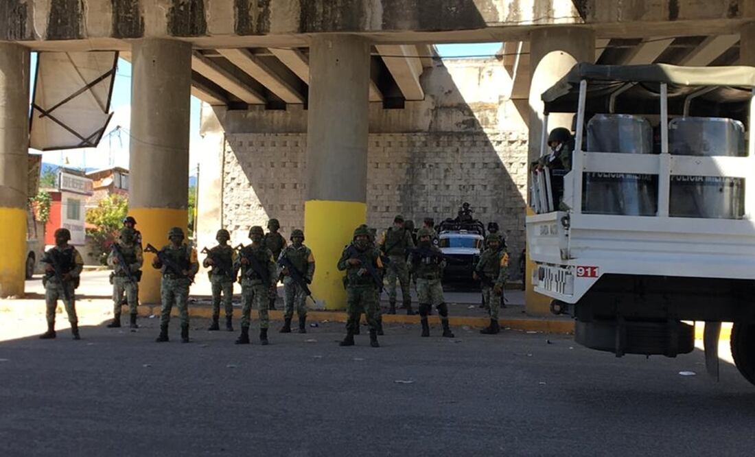 100 policías estatales, militares y soldados de la Guardia Nacional trataron de impedir que se instalaran las autodefensas sobre la carretera federal Acapulco-México Foto: Especial