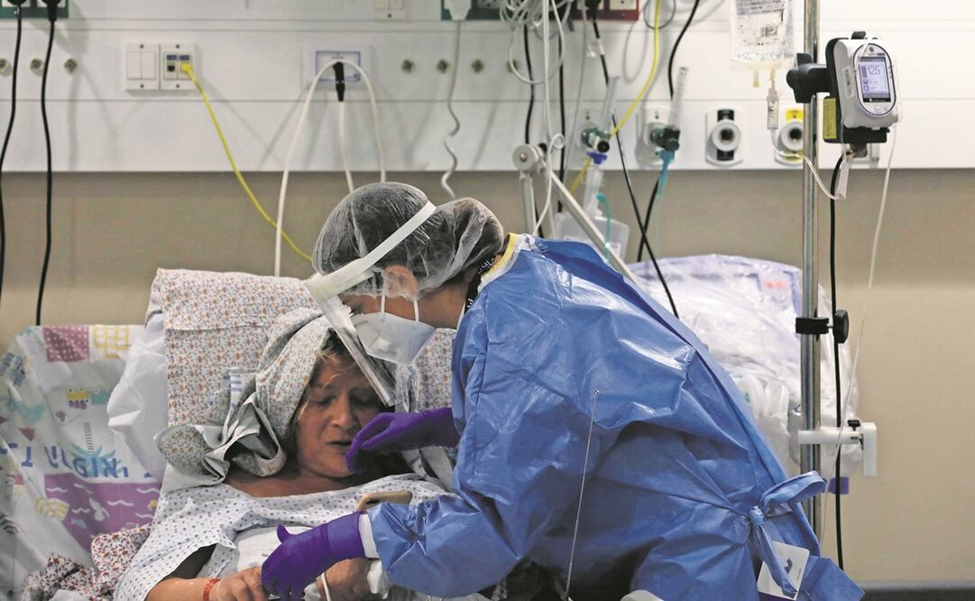 Un médico israelí atiende a un paciente de Covid. El país se enfrenta a más de 37 mil nuevos casos impulsados por ómicron. Foto: Jalaa Mare/ AFP