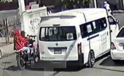 Sujetos en moto se emparejan a combi y abren fuego en contra de pasajeros en Tultepec