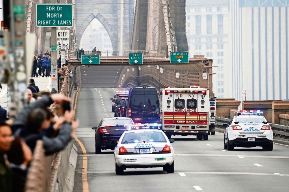 Precauciones. El puente de Brooklyn fue cerrado para que El Chapo fuera llevado de vuelta a prisión. (BRENDAN MCDERMID. REUTERS)