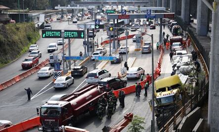 “Venía a toda velocidad y terminó en la caseta, se llevó varios carros"; testigos relatan choque en la México-Toluca causado por tráiler