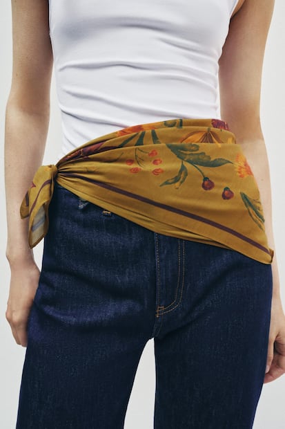 Utiliza tu pañuelo en la cadera o como cinturón para elevar tu outfit. Foto: Zara