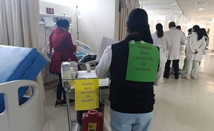Trabajadores del ISSSTE en Oaxaca se colocan mensajes en la espalda para denunciar falta de insumos y medicamentos