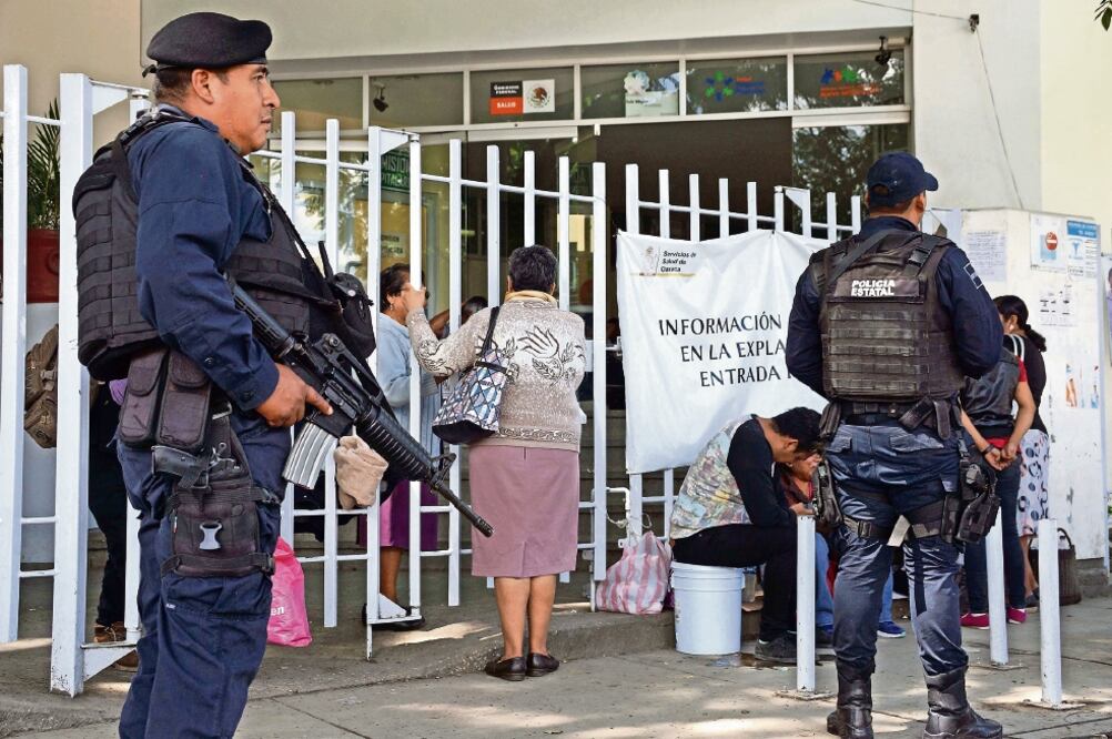 Habitantes de Oaxaca, especialmente de las clases media y alta, viven con temor ante la escalada de plagios. En la imagen, policías vigilan el hospital donde permanecía un presunto sicario del Cártel del Golfo, el martes pasado (EDWIN HERNÁNDEZ. EL UNIVER