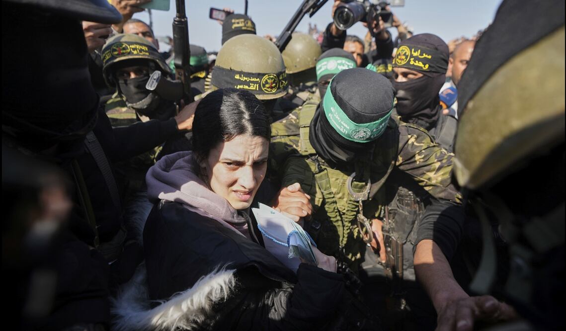 Milicianos enmascarados de Hamas liberaron a ocho rehenes el jueves 30 de enero de 2025, como parte del alto al fuego en la Franja de Gaza. Foto: AP