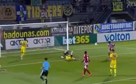 La 'Hormiga' González falló de manera insólita un gol en su debut con el Olympiacos
