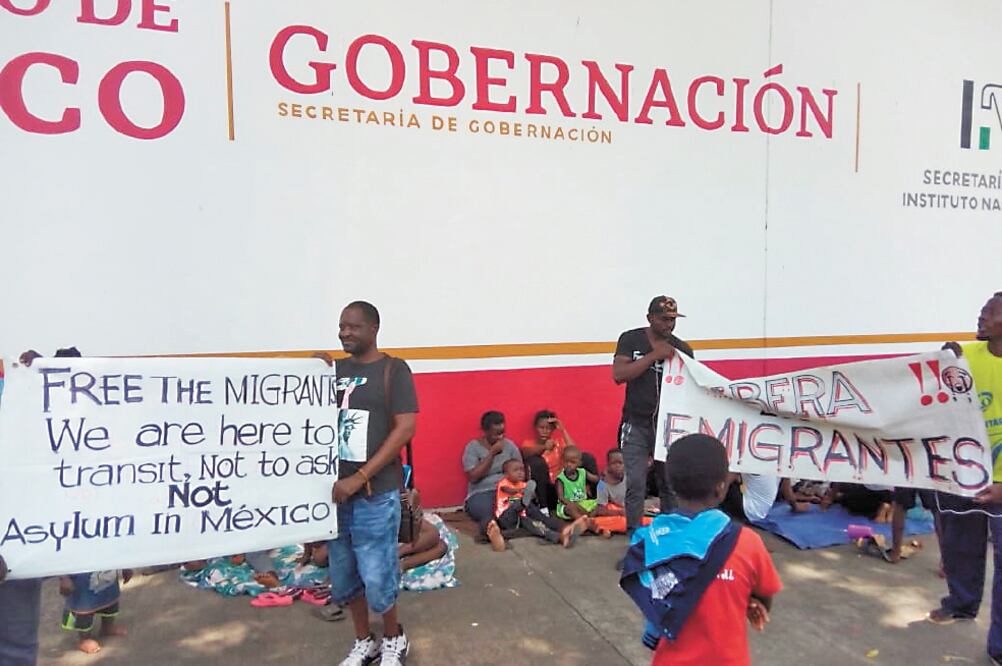 Migrantes de Etiopía, Mali, Camerún y Somalia, entre otros, pidieron que el gobierno mexicano “los libere” y los deje transitar hacia EU. Foto/EMILIO VÁSQUEZ. EL UNIVERSAL