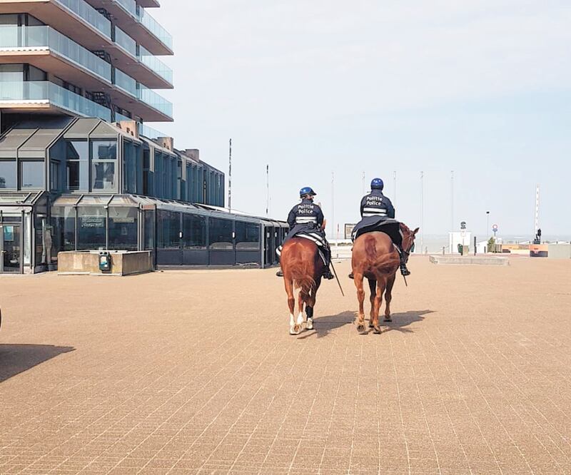 En Bruselas, policías montados a caballos, retenes, y hasta drones se utilizan para verificar que la gente cumple las medidas de aislamiento determinadas por la pandemia del coronavirus. Foto: CORTESÍA POLICÍA KNOKKE-HEIST