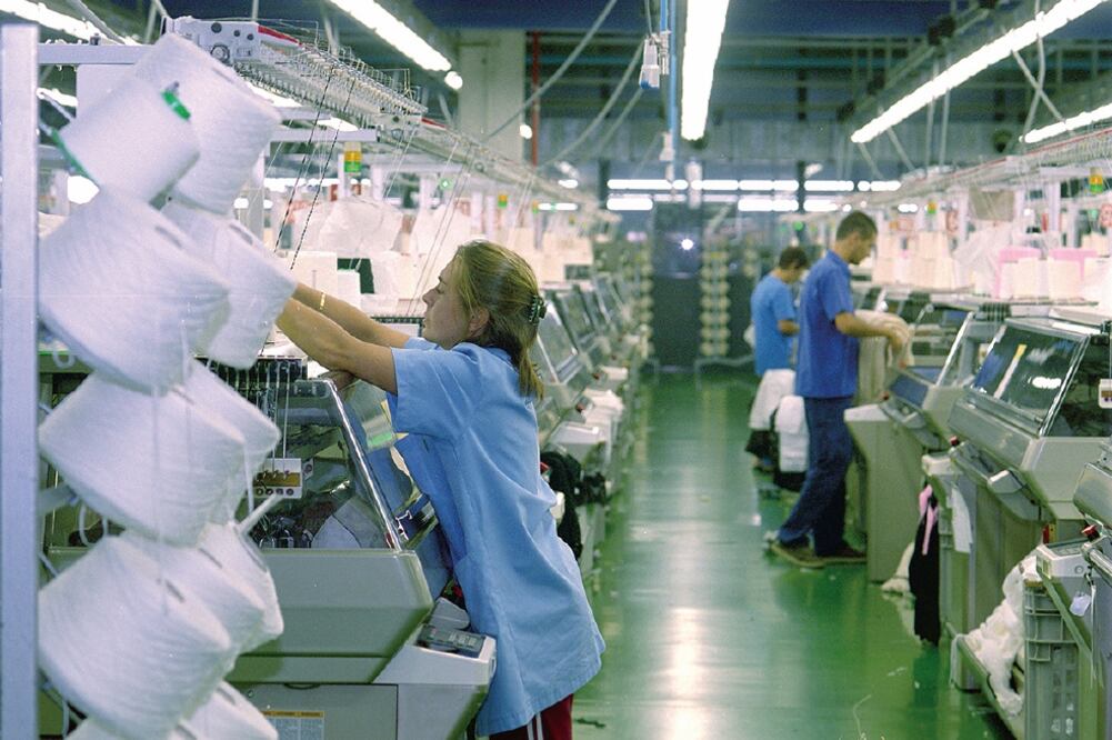 Entre los subsectores industriales que registran caídas están el de producción de insumos para el sector textil, advierte la Concamin. (ARCHIVO EL UNIVERSAL)