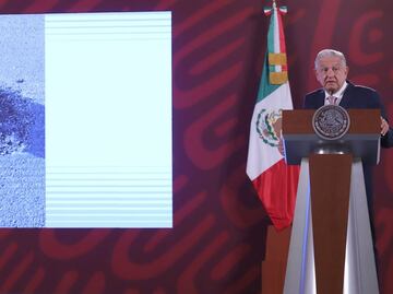 AMLO acusa campaña de desinformación por bache en AICM; “decían que era un cráter”