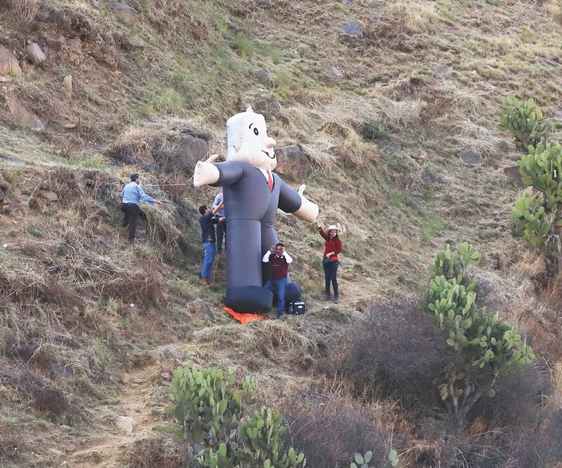 En Milpa Alta, seguidores del Presidente colocaron un muñeco inflable en una ladera cercana al lugar donde dialogó con comunidades de la zona. Foto: BERENICE FREGOSO. EL UNIVERSAL