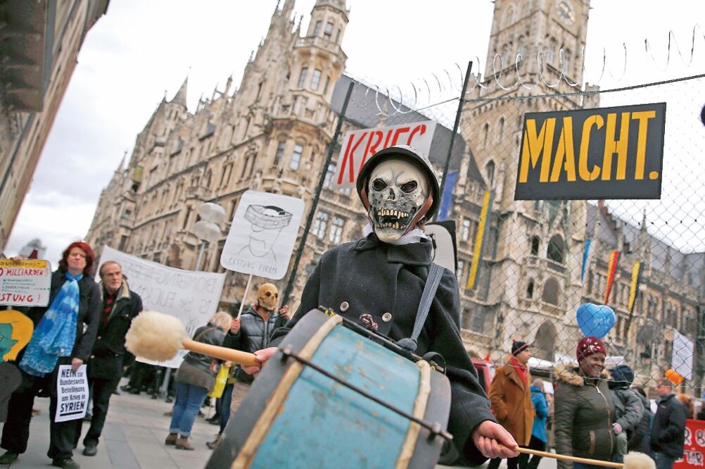 Activistas participan en una manifestación contra la Conferencia de Seguridad celebrada ayer en Munich, Alemania (MICHAEL DALDER. REUTERS)