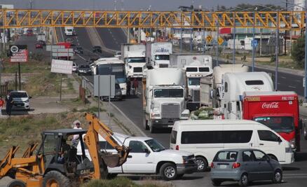 Bloquean carretera Naucalpan-Toluca por clausura de tiradero de San Miguel Mimiapan