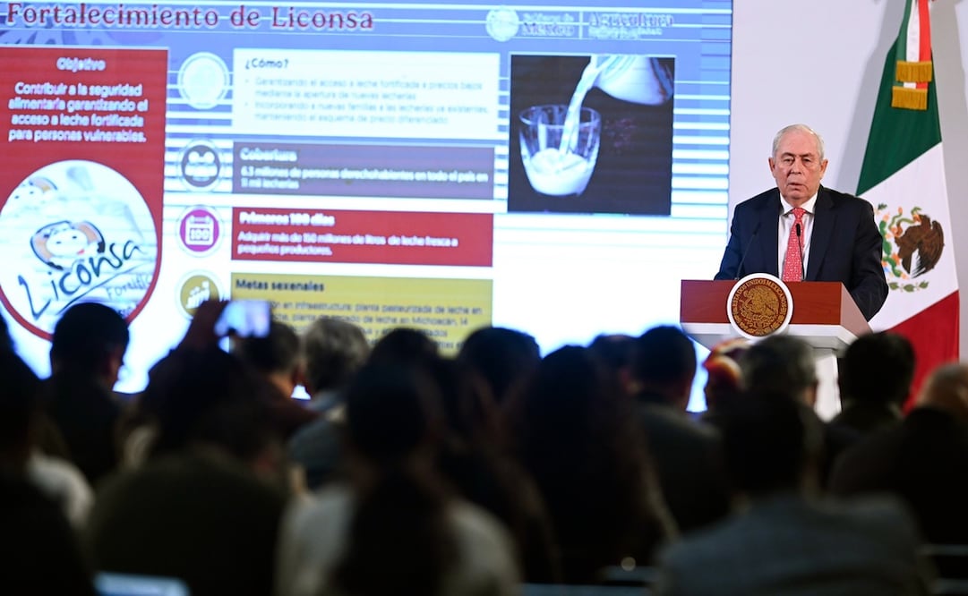 Leonel Cota Montaño anunció la creación de dos plantas, una pasteurizadora y otra de secado de leche, durante la mañanera del 22 de octubre de 2024. Foto: Presidencia