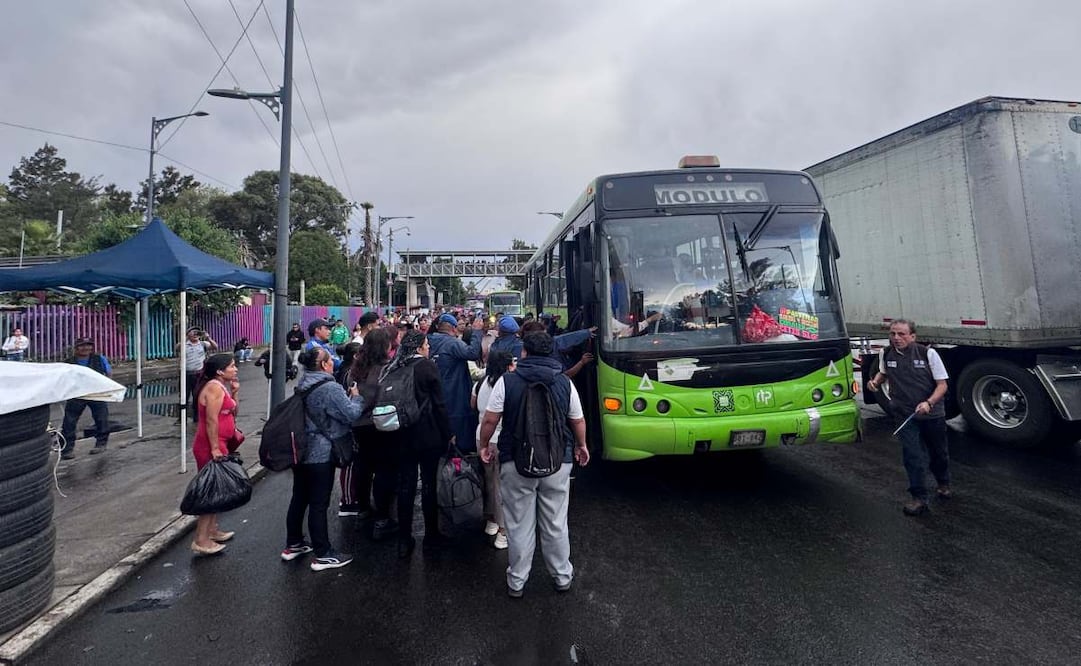 Fuertes lluvias dejan afectaciones en la CDMX; cablebús y metro modifican su servicio.
Foto: Valente Rosas/El Universal
