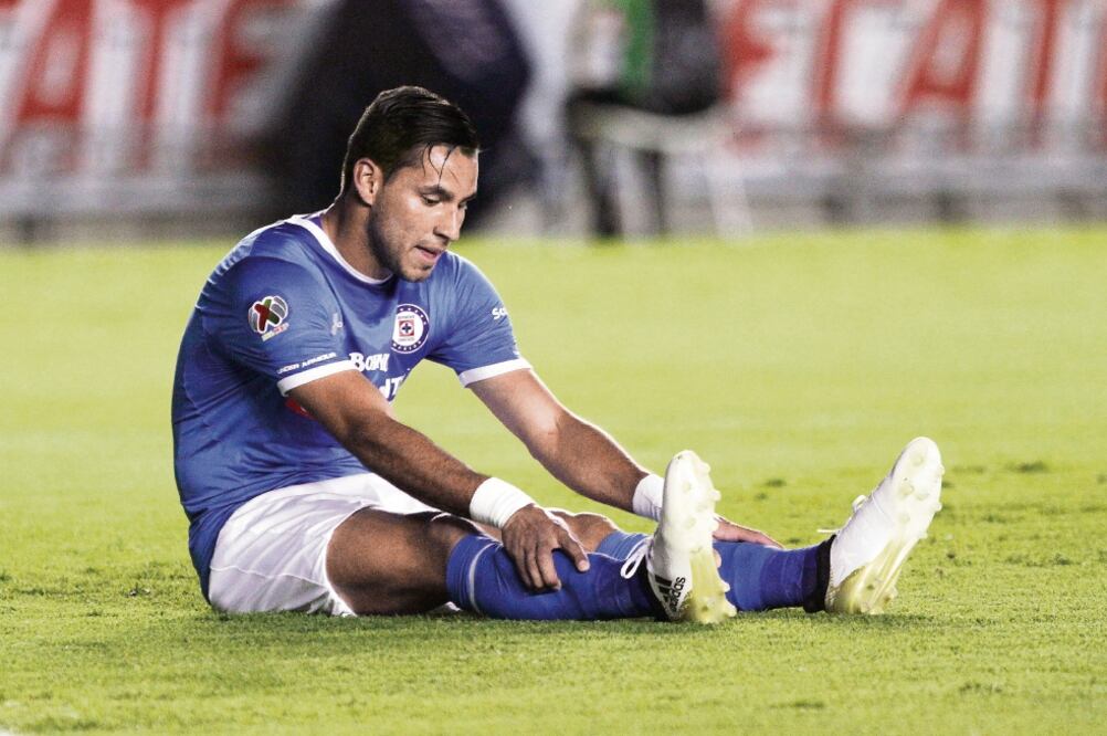 El paraguayo Jorge Benítez se lamenta tras la eliminación del Cruz Azul anoche a manos del Querétaro (CARLOS MEJÍA. EL UNIVERSAL)