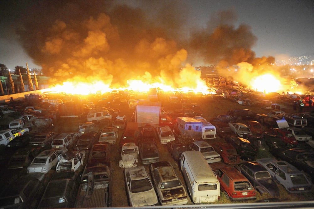 El depósito de vehículos chatarra incendiados está a un costado de la carretera federal Texcoco-Lechería, cerca de la unidad habitacional Los Héroes Tecámac (LUIS CARBAYO. CUARTOSCURO)