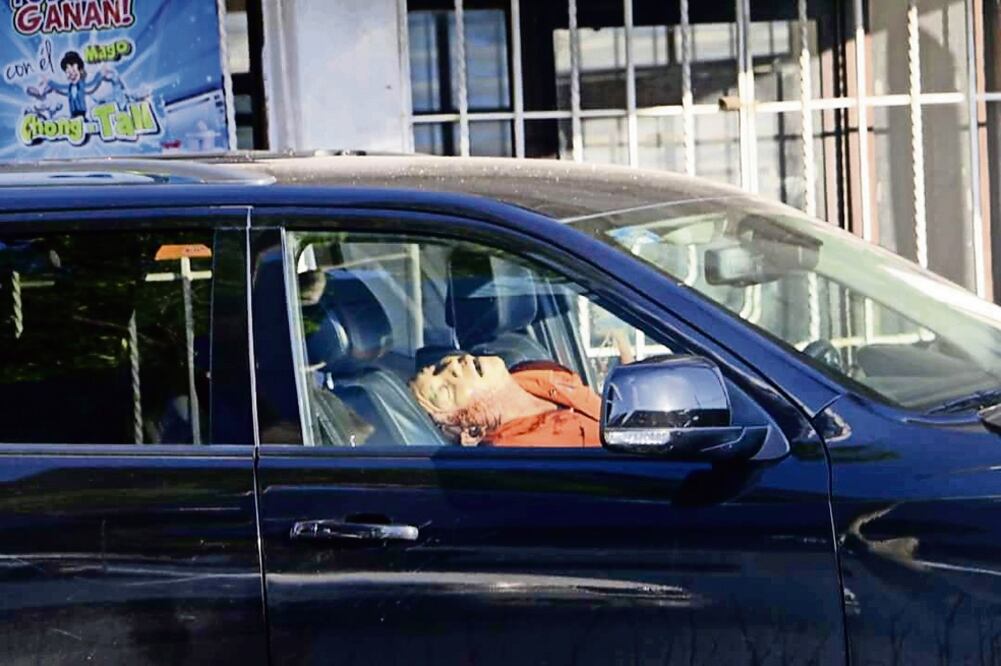 El presunto criminal, que viajaba en una camioneta negra, se impactó contra un poste, por lo que el doctor consiguió escapar (LUMA LÓPEZ. EL UNIVERSAL)