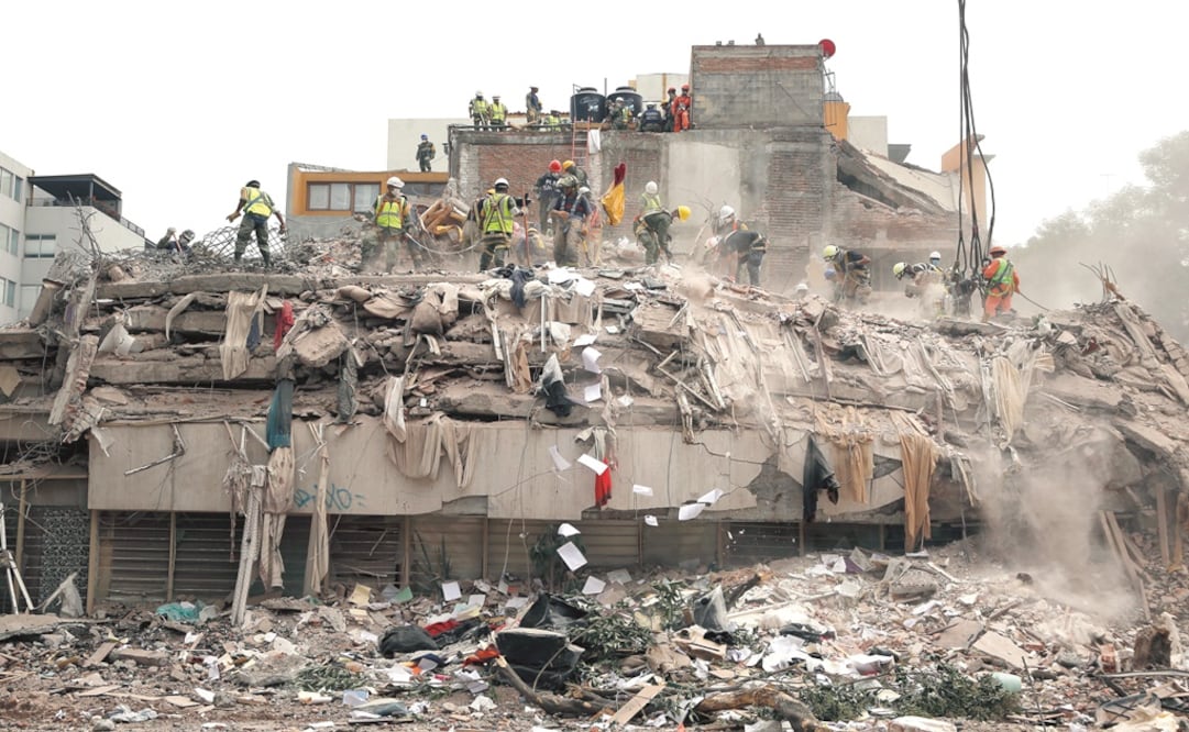 The aftermath of Mexico City devastating earthquakes - Rebecca Blackwell/EL UNIVERSAL