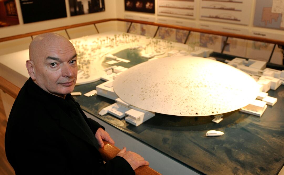 El arquitecto Jean Nouvel  frente a un modelo del Louvre Abu Dabi. Foto: Philippe Wojazer/Pool Photo via AP, archivo