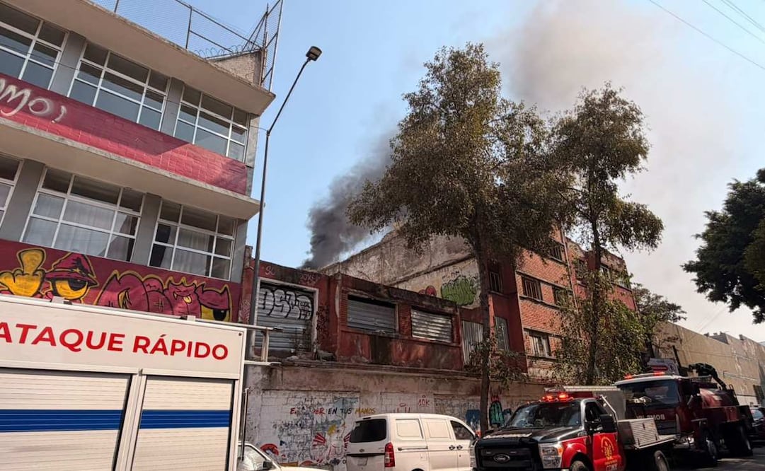 Bomberos de la CDMX controlan incendio en vivienda abandonada en la alcaldía Cuauhtémoc; habría sido provocado por quema de basura.
Foto: Especial.